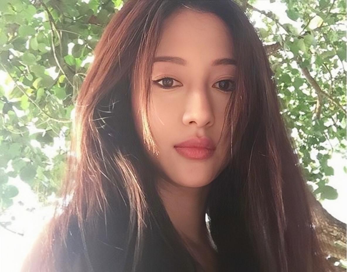 从近照中可以看到,王秀琳依旧特别甜美完全看不出今年已经是42岁的