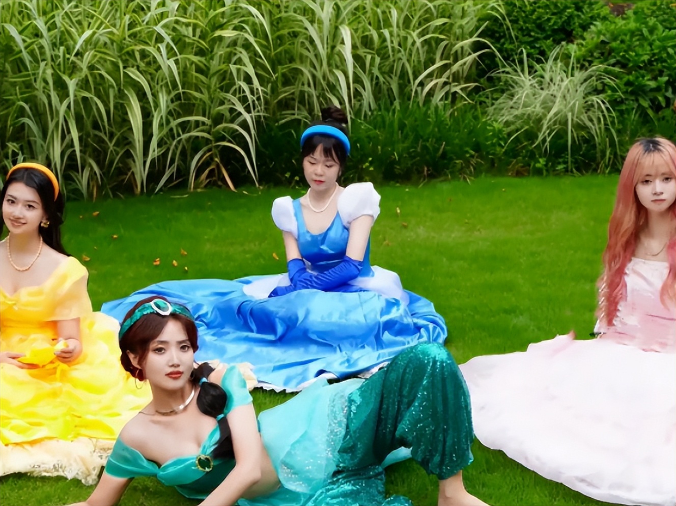 高校女生穿公主裙拍毕业照，各有各的风采，仿佛迪士尼在逃公主