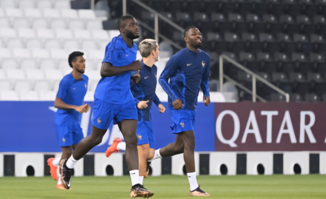 世界杯各种假摔（法国队禁区被踢，却被判假摔！主裁判罚引争议，解说都看不下去了）