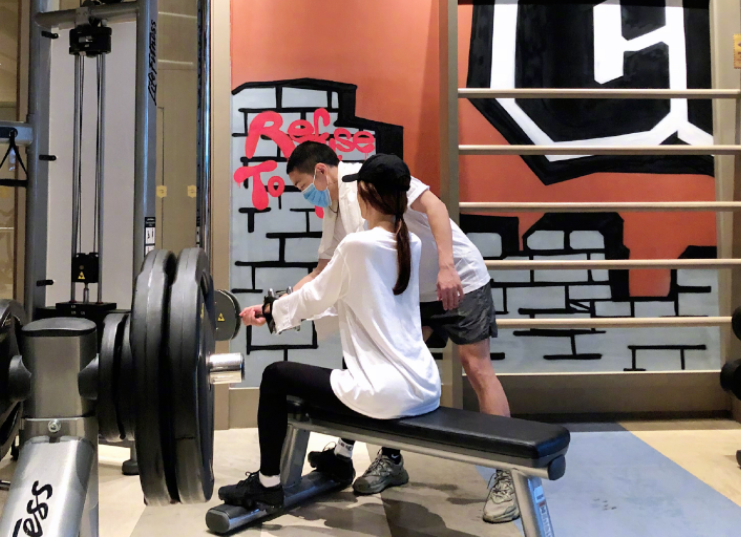 42岁秦岚晒怼脸自拍，素颜与化妆无差异，大方公开体重仅有89斤