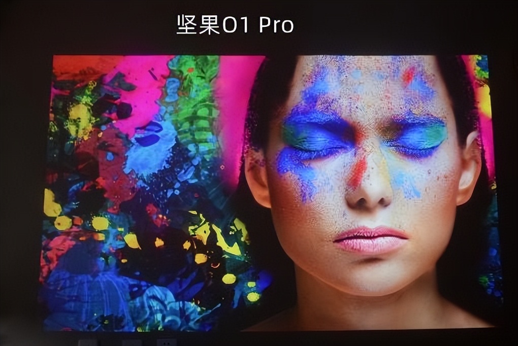 投出百寸大屏只需距墙23cm？坚果智慧墙O1 Pro超短焦投影给你答案