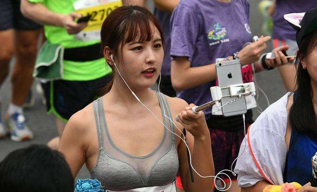 真拼！美女跑馬拉松途中內急，邊跑邊解決拿到第一