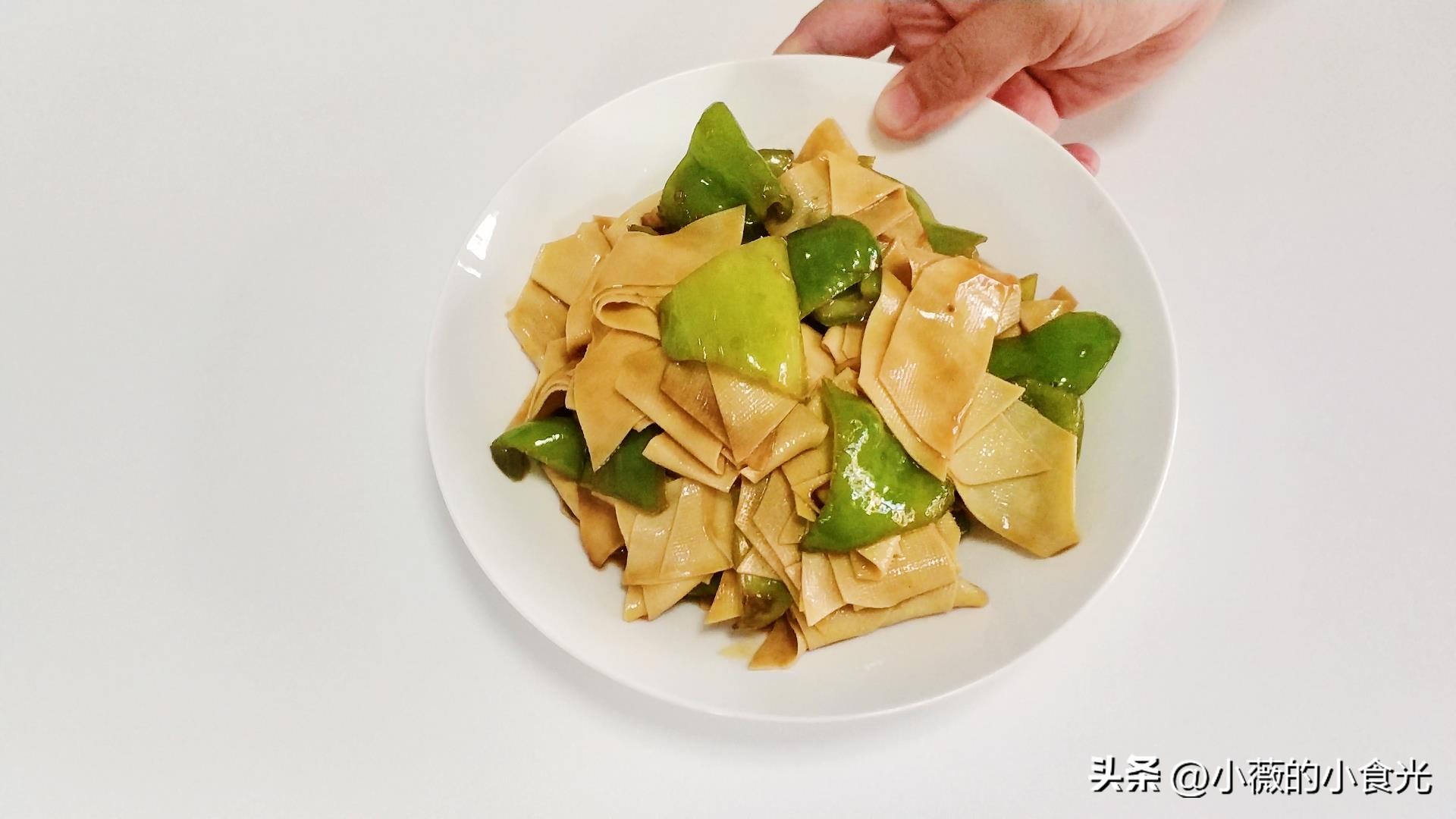 豆腐皮怎么炒（尖椒炒豆腐皮要想好吃，多这一步很关键！豆腐皮软嫩鲜香特下饭）