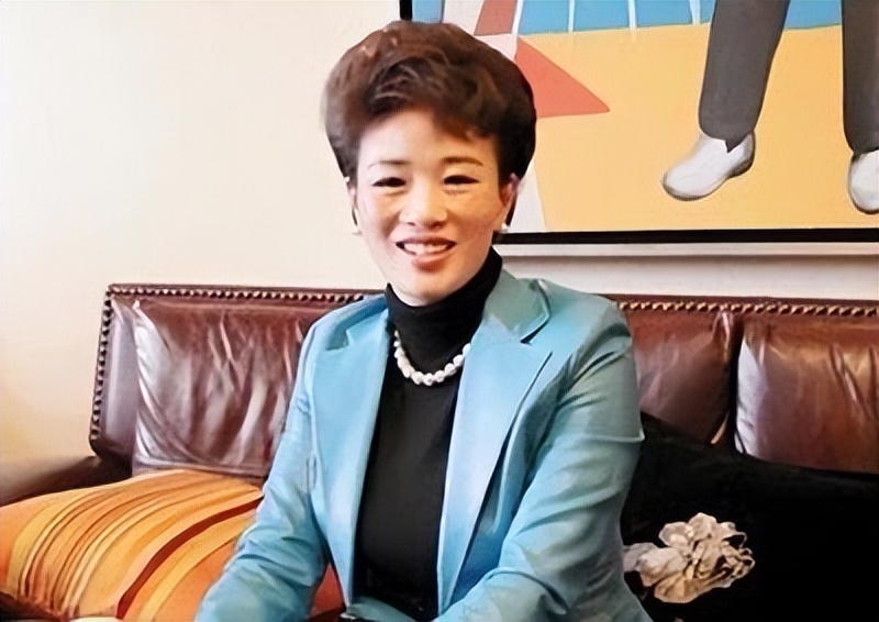 温州富豪胡洁：前夫贪污获刑16年，二婚带娃嫁周立波，送上保时捷