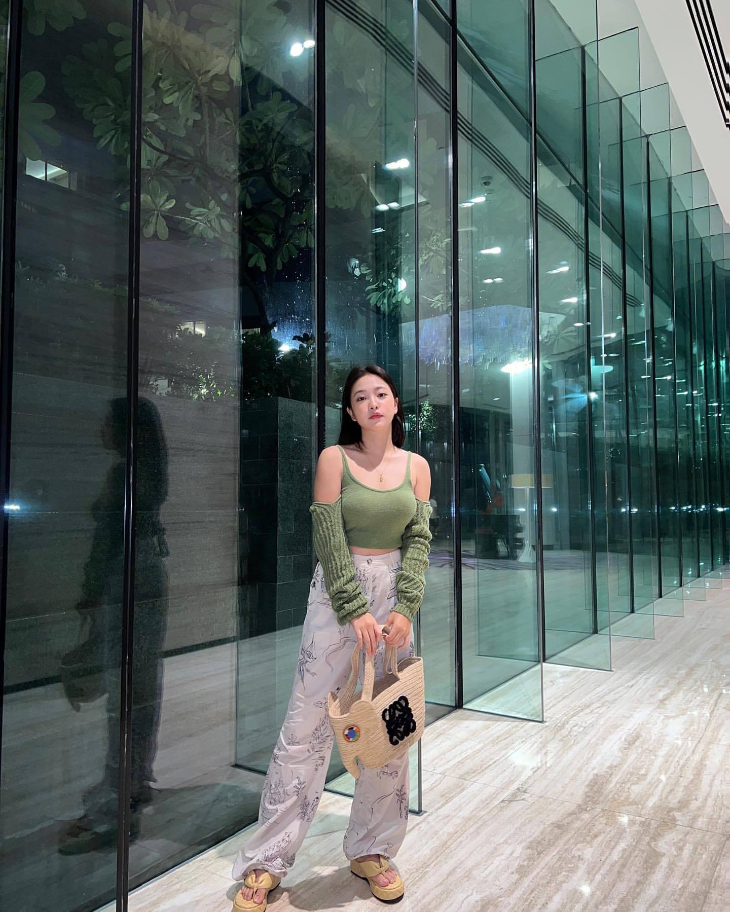 red velvet yeri,把时尚包包戴在头上,秀出丰满身材