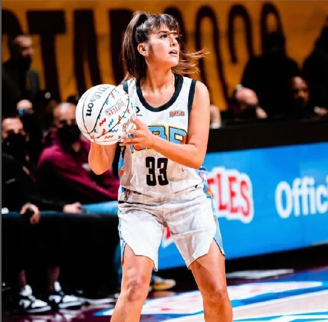 为什么女明星喜欢nba(安佳丽：一个会打篮球的女神，爸爸是NBA球队老板)