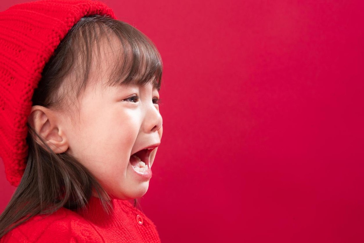 当孩子扔东西发脾气、打人哭闹，父母做法很关键：学会左右脑协调