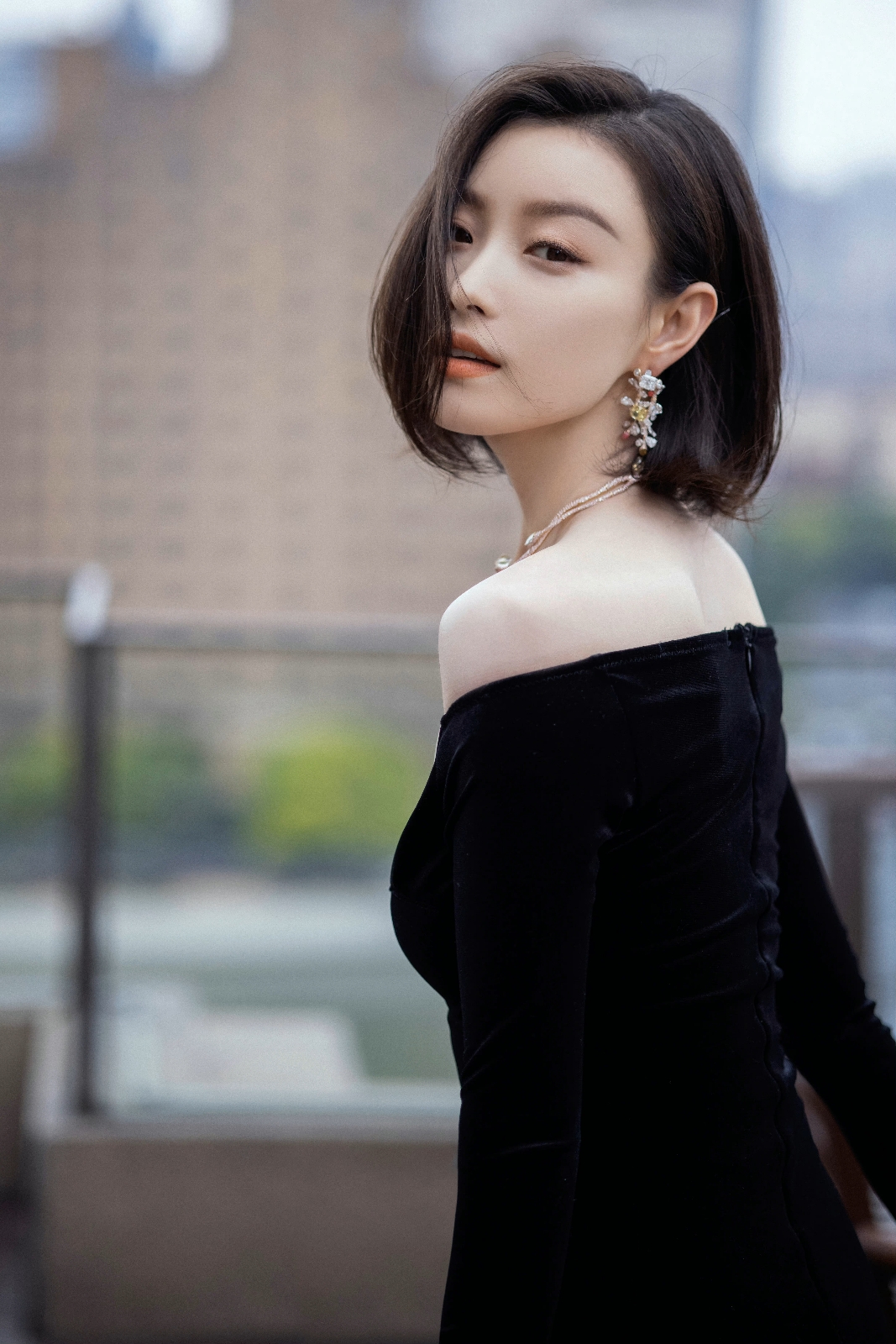 倪妮复古性感风写真 驾驭高挑骨架