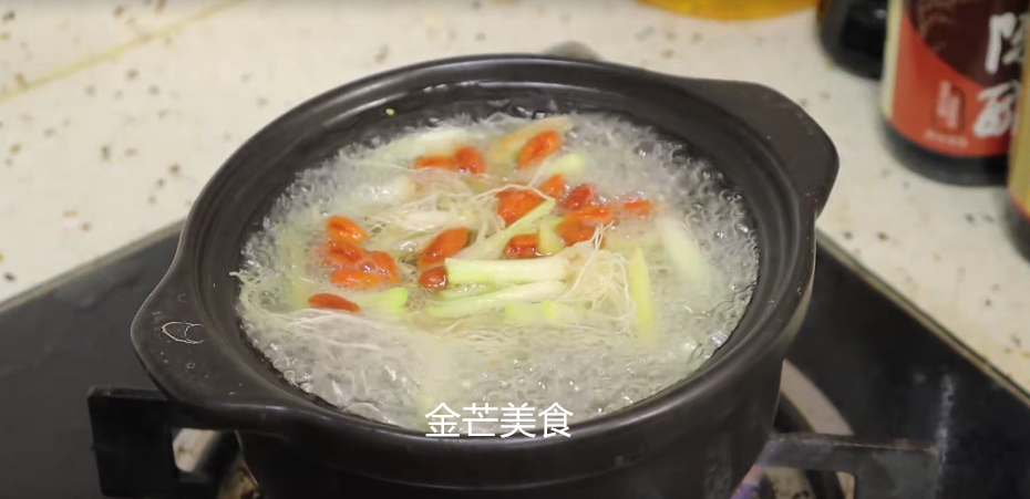 葱根是个宝，用开水煮一煮，原来作用这么厉害，不要再扔掉了