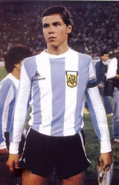 土伦杯1998(如梦似幻:阿根廷足球历史最佳阵容,翱翔的潘帕斯雄鹰)