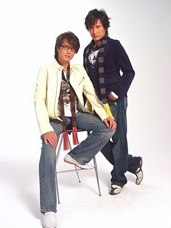 54岁的包小柏：娶圈外人妻子，女儿患癌离世，与哥哥抱头痛哭