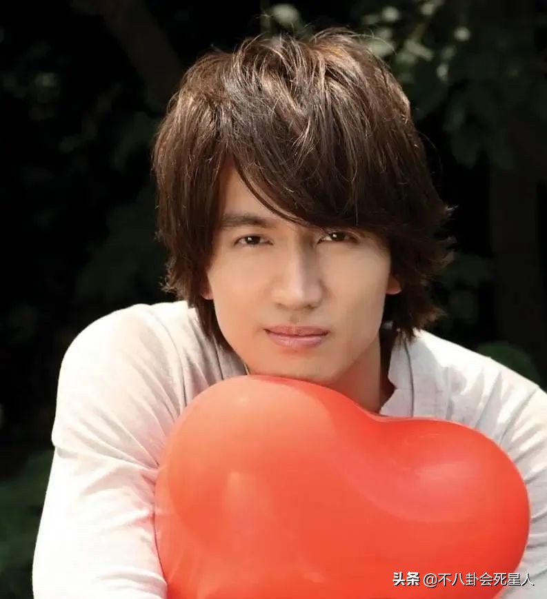 10位港台长发男星，郑伊健帅气逼人，伍佰气质狂放不羁