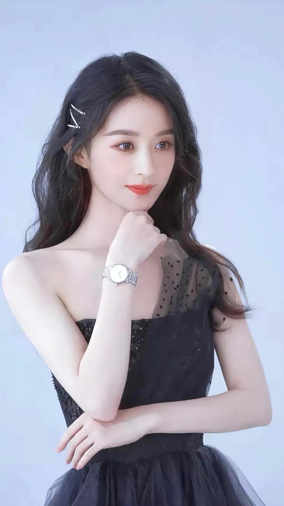 女星赵丽颖—巧笑嫣然，淡妆点缀，瓷肌红唇，漂亮的不像话