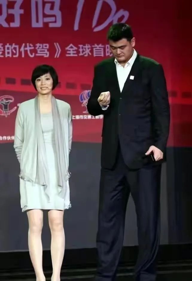 姚明夫妇一同出行，叶莉穿裙显老还驼背，好在老公不嫌弃满眼疼爱