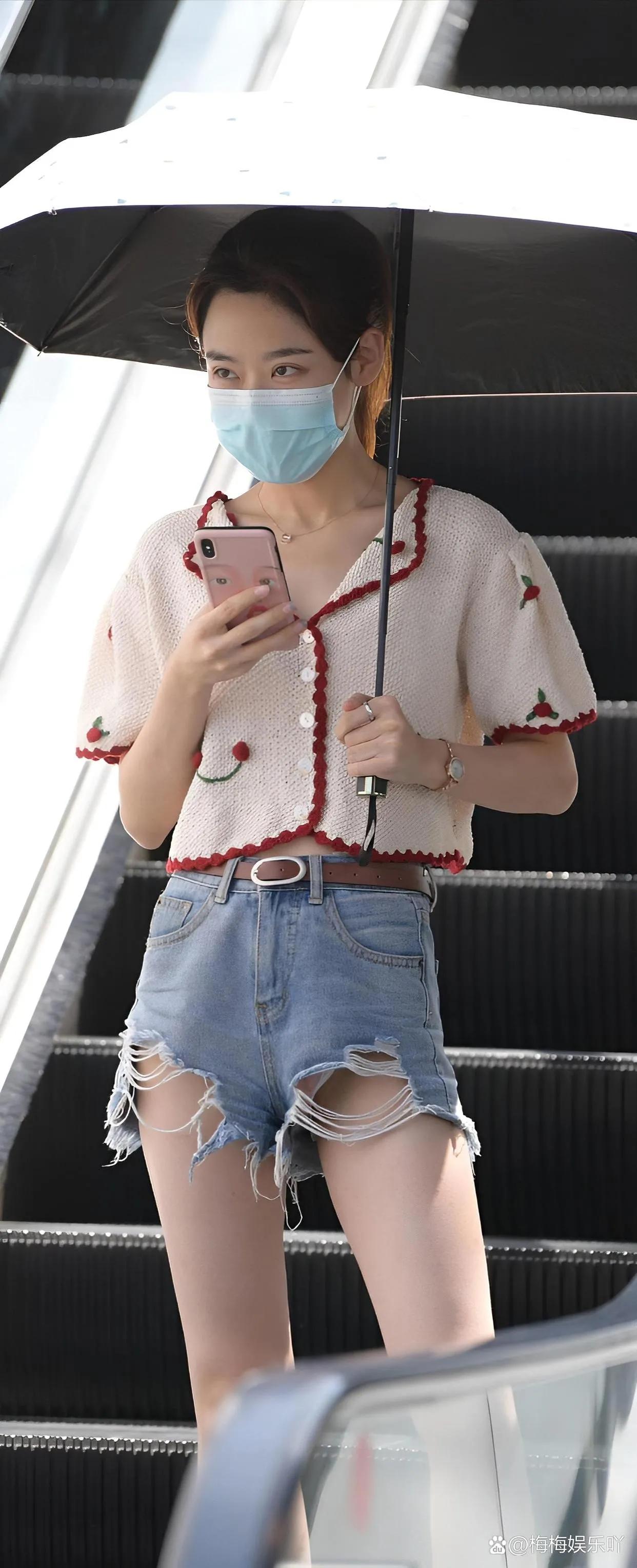 街拍牛仔短裤口罩美女小姐姐
