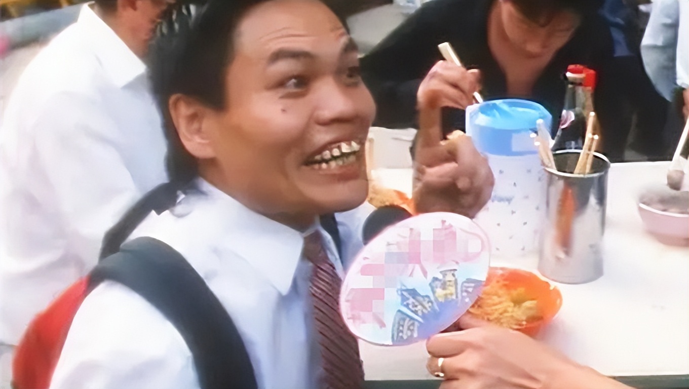 港星八两金长居内地！戴5件金器出镜显阔气，27岁儿子被赞很帅气