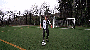 足球在踢的过程中怎么踢飞（花式足球技巧之疯狂凌空抽射）