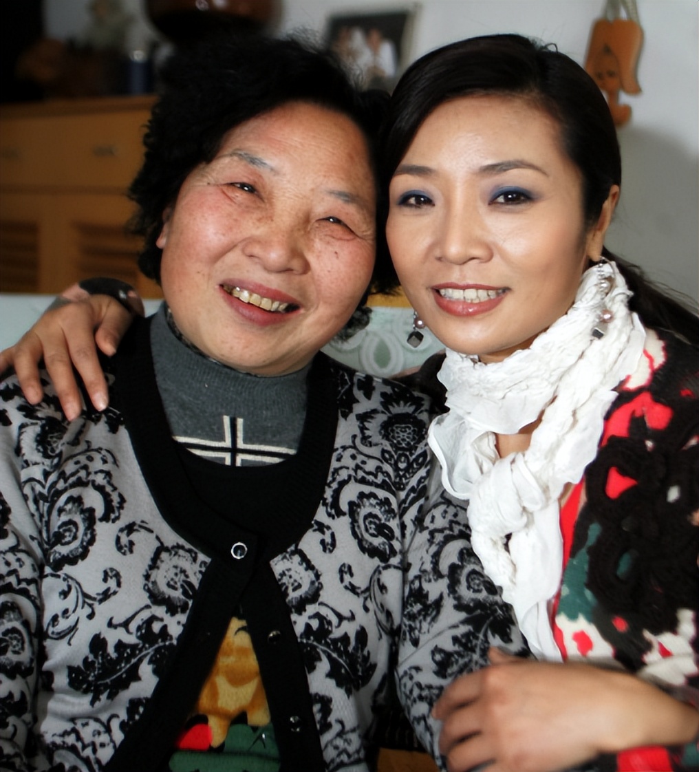 歌唱家李丹阳:接连失去父母,56岁仍未婚,最大的心愿就是当妈妈