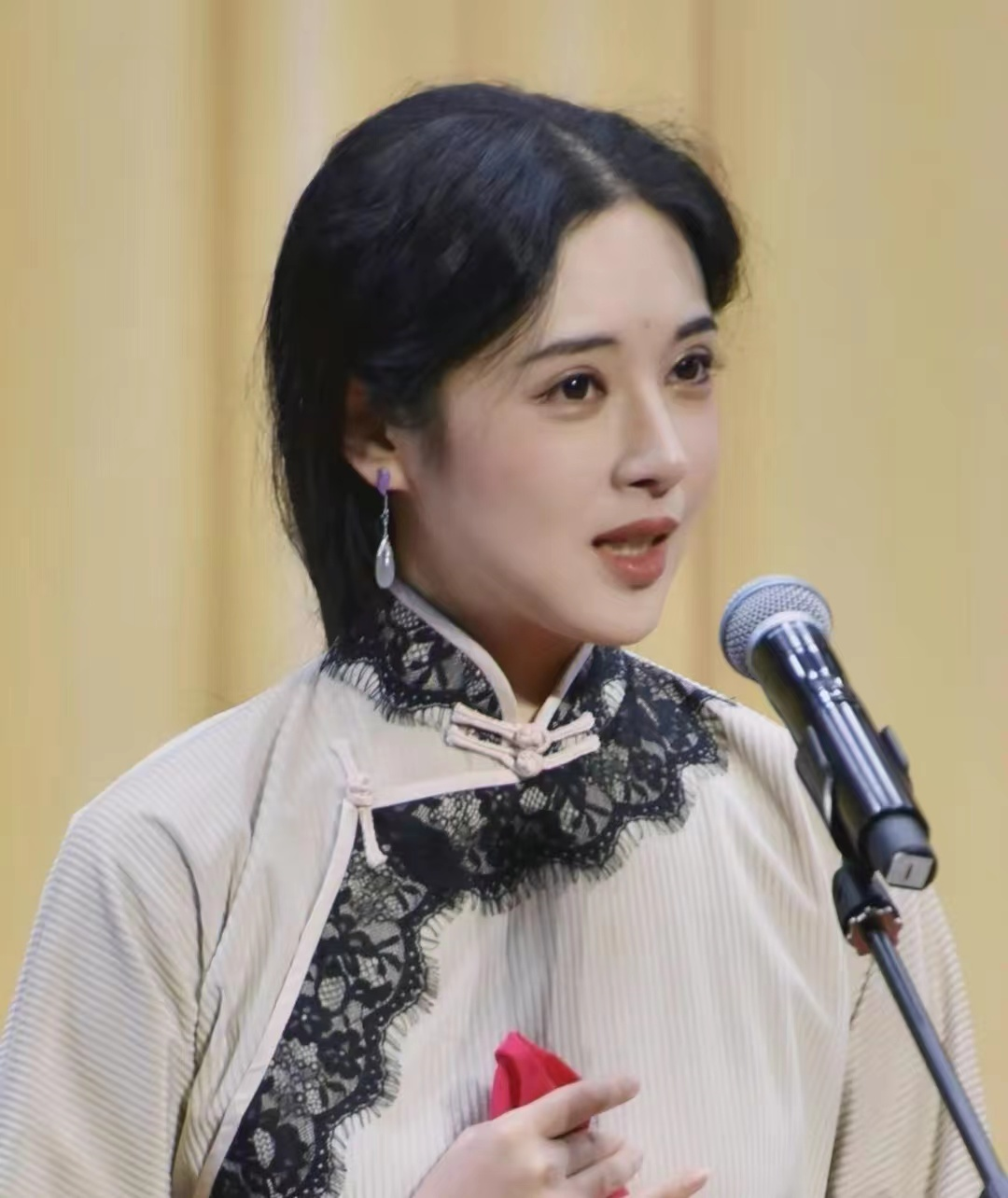 知名相声女演员自曝卧室门被射碎,现场照片曝光,玻璃门上有弹孔