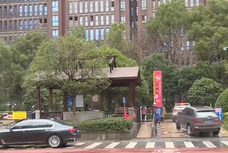 2019年，湖南富婆输光千万家产，被丈夫骗去离婚，住在狭小出租屋