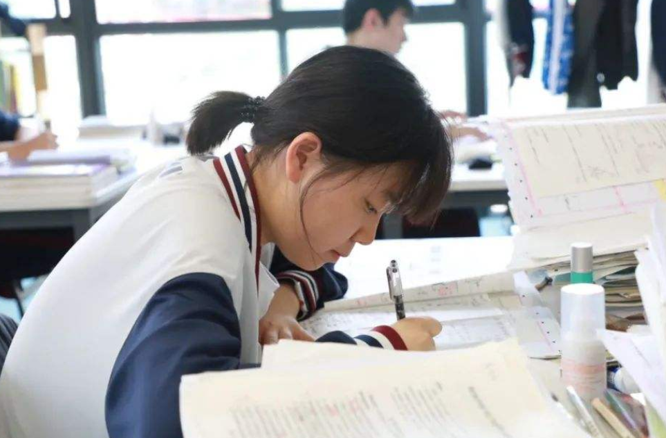 女生在“夜店”做高考题，玩耍学习两不误，网友：大专的好苗子