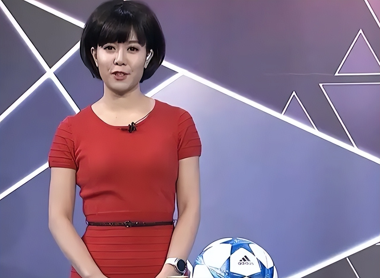 和《谁是球王》的主持人,她最初是以实习生的身份进入体育频道,当时在