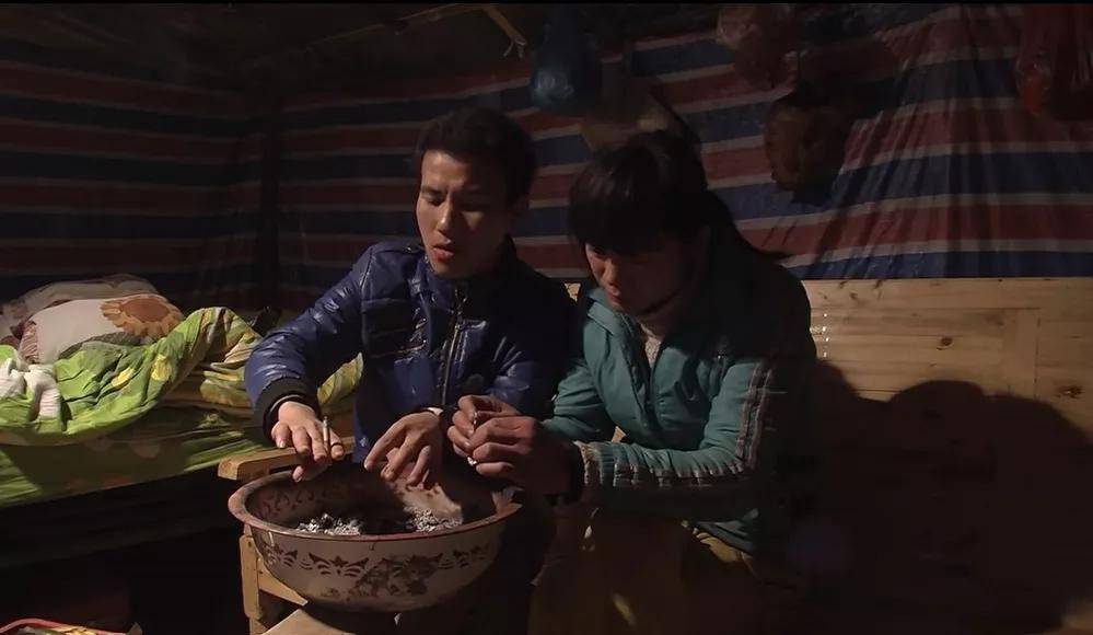 为爱“变性”李二毛，上半身是女下半身是男，后被抛弃惨死出租屋