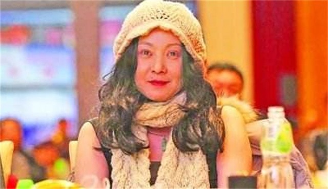 54岁《红楼梦》晴雯近况，替夫还债千万！泪崩自述丈夫死后租房住