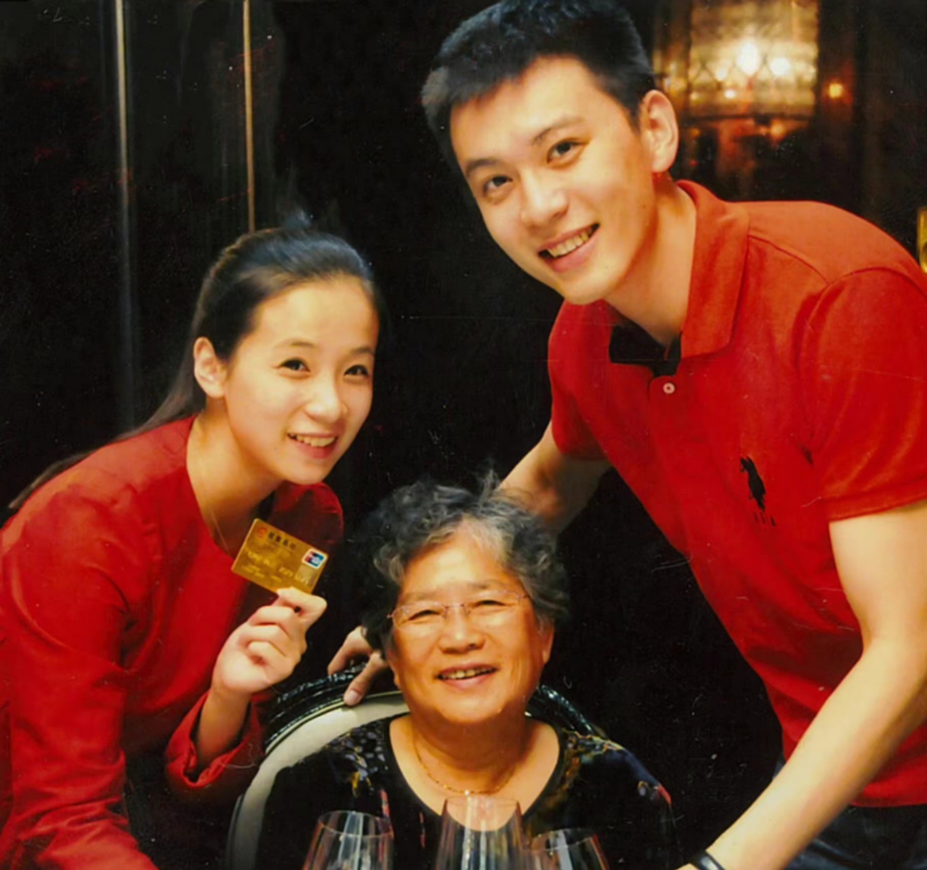 楊鳴妻子個人資料（楊鳴妻子曬9年前合影！手握彩禮卡相識1年便結婚，兩人容顏無變化）