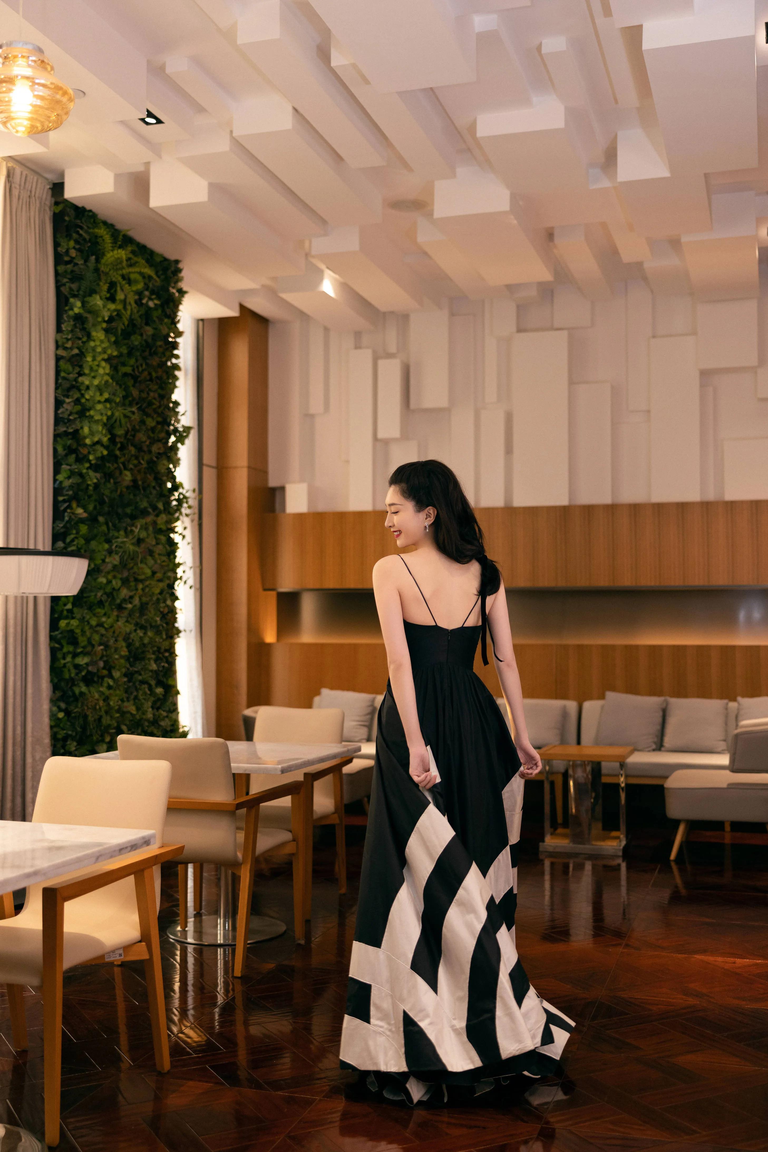 江疏影｜黑色是浪漫是典雅｜美图