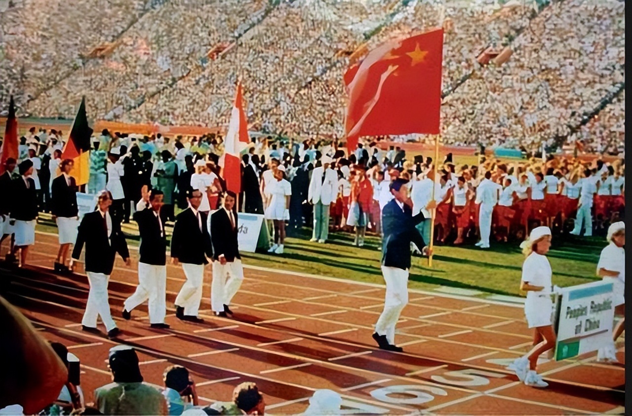 美国队奥运会篮球赛程(“美国队里有个球员会飞！”——中美男篮奥运会首次交锋全纪录)