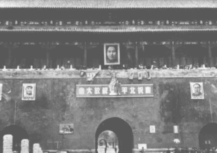 1950年，毛主席新画像挂上天安门，北京市民：怎么只有一只耳朵？