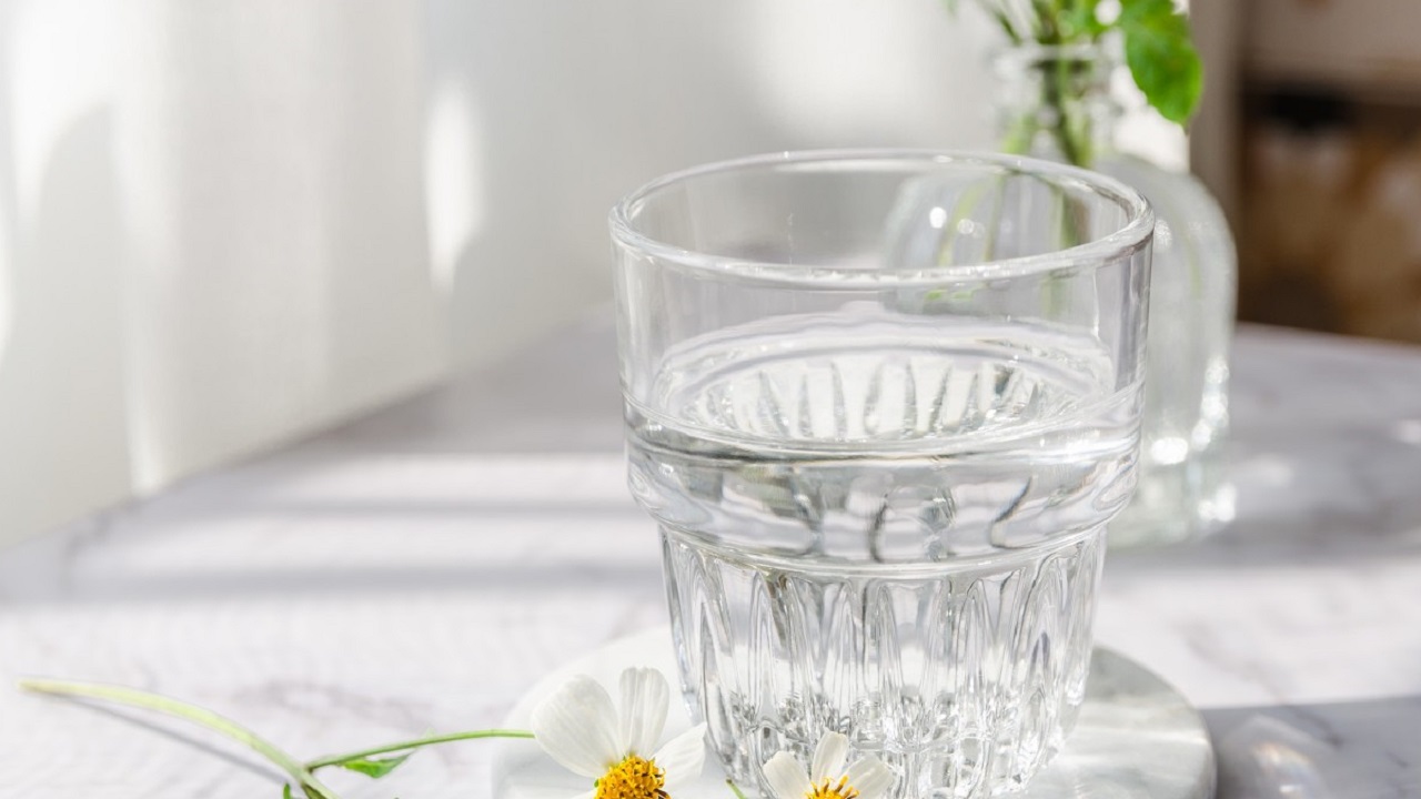 早上起床后,喝一杯水等于喝细菌?肾脏不好的人,每天喝多少水?