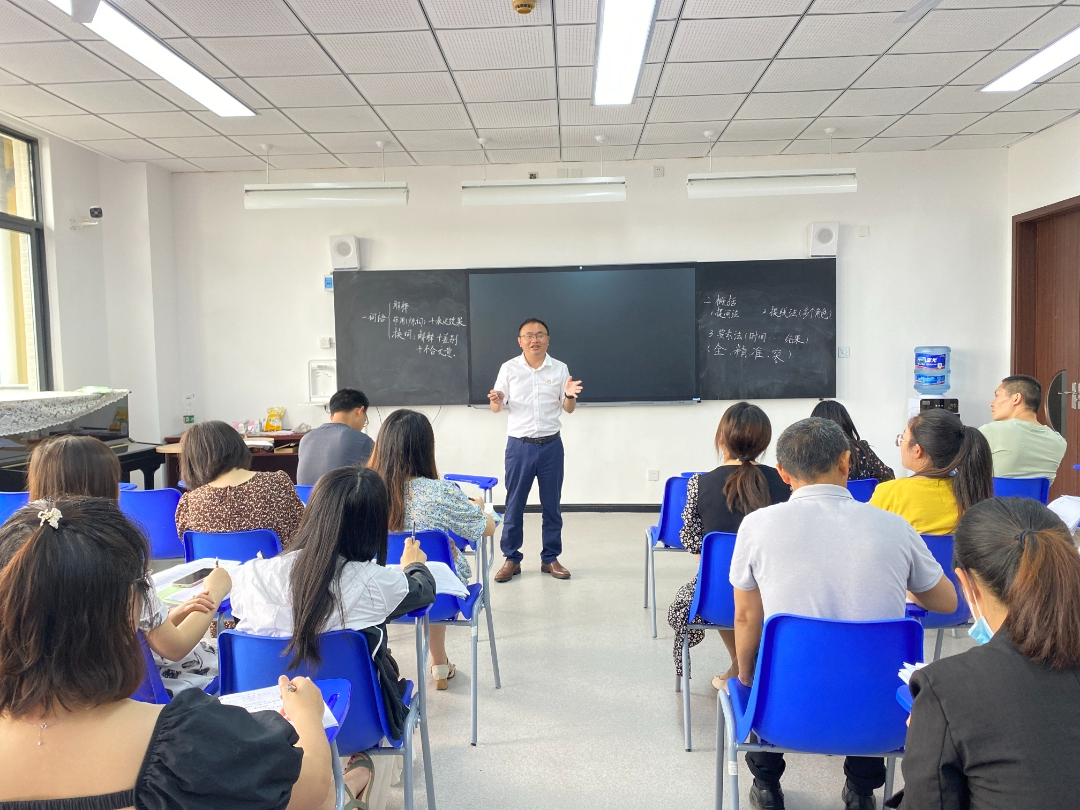 天府新区永兴小学张胜兵校长为永小语文教师上阅读题讲评示范课