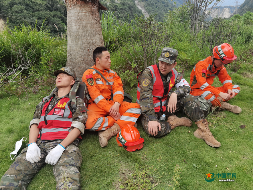 正副队长很棒(“人民子弟兵是好样的”，老乡的这句肺腑之言从未改变)