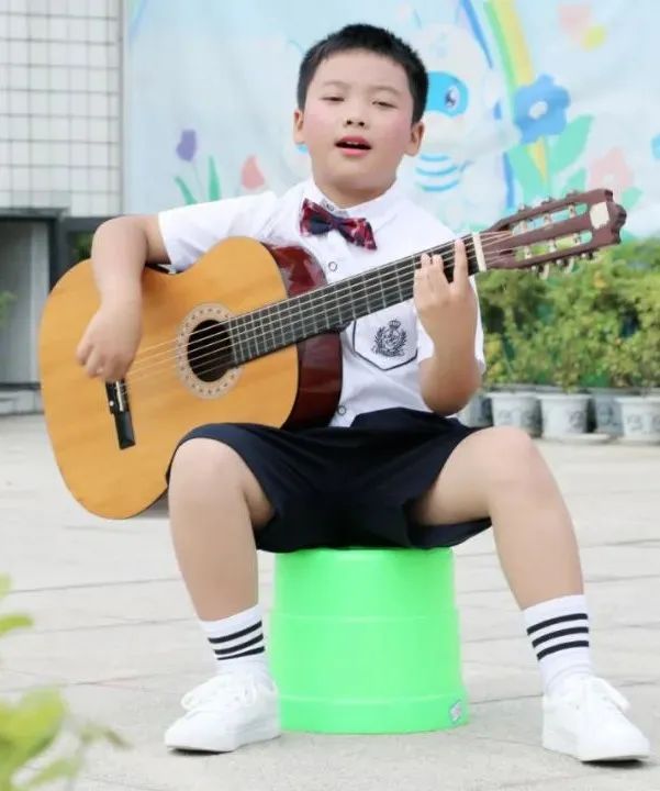 成都市双流区实验小学外国语学校兰花中队进行升旗仪式班级展示