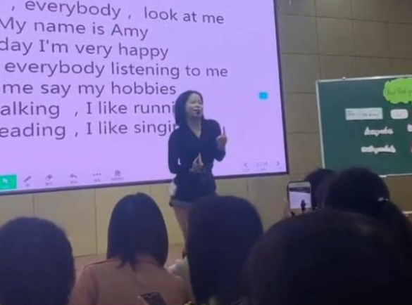 某高校女老师火了，在课上穿超短裤大跳热舞，家长怀疑动机不纯