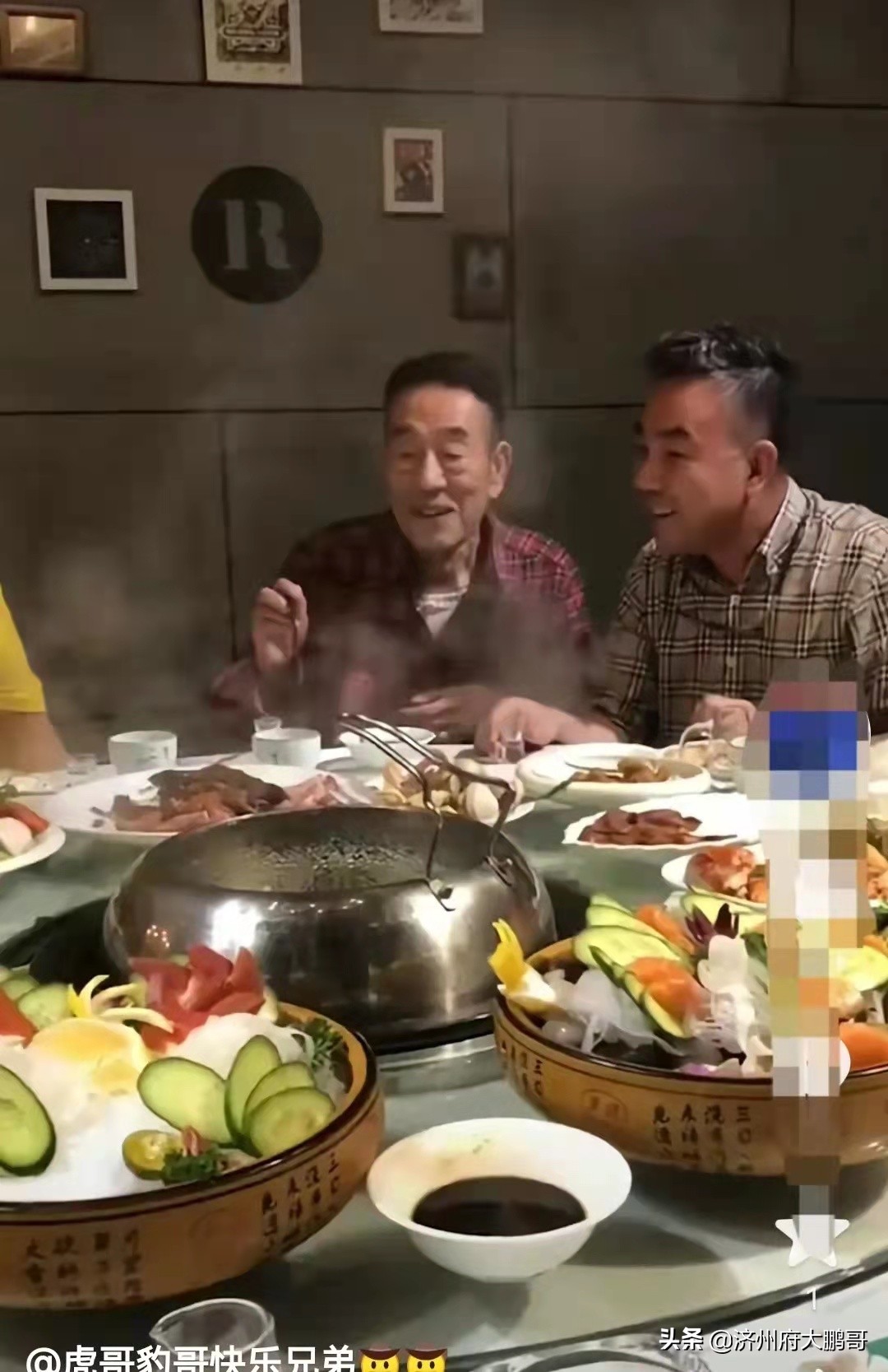 虎哥豹哥晒出小视频，跟杨议同桌吃饭，疑似师徒和解？
