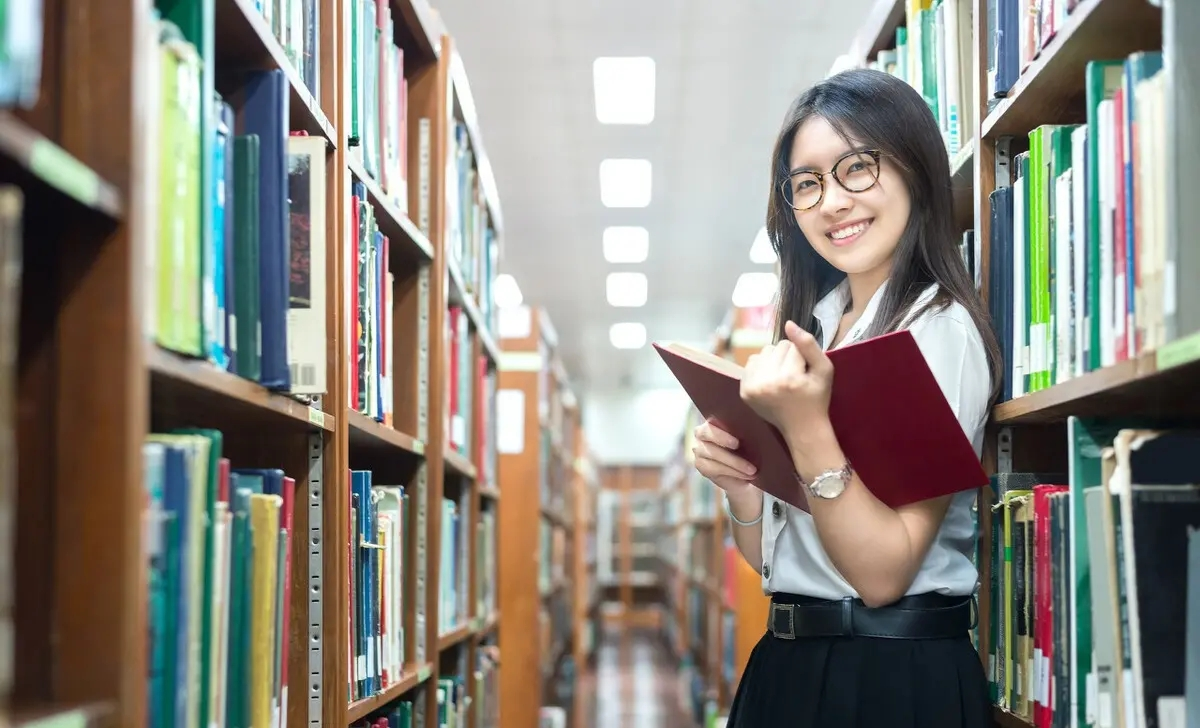 香港大学教授描述大学生最好的状态，现实却成“卷不过、躺不平”