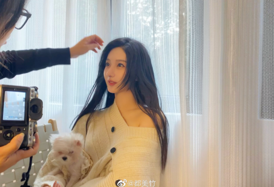 都美竹做完头发又整牙，退学后重新备战高考，被曝进军娱乐圈失败