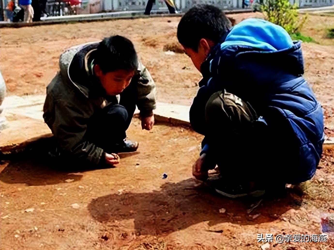 9,玻璃弹珠,摔三角板,跳橡皮筋,跳格子,可是80年代小孩子最流行的娱乐
