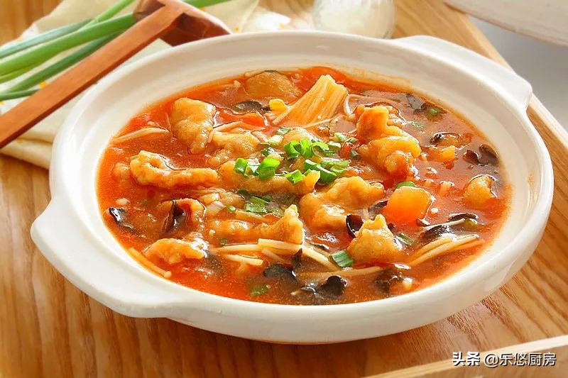 酸汤小酥肉，热热乎乎煮一锅，酸爽开胃，拌米饭能吃两碗