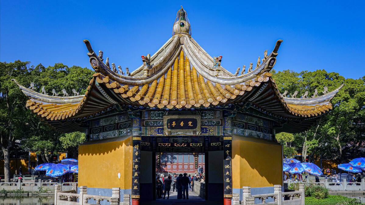 盘点全国10大求财最灵的寺庙，前仨歪果仁都喊真香，争着上头香