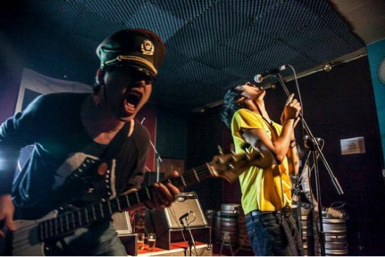 "脏手指"乐队演出发生意外!被台下观众扔烟盒砸脸,眼睛险受伤