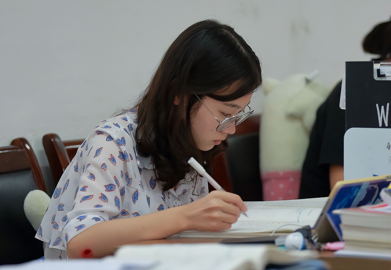 2022级毕业生迎来好消息，国务院发布通知，就业压力将明显缓解