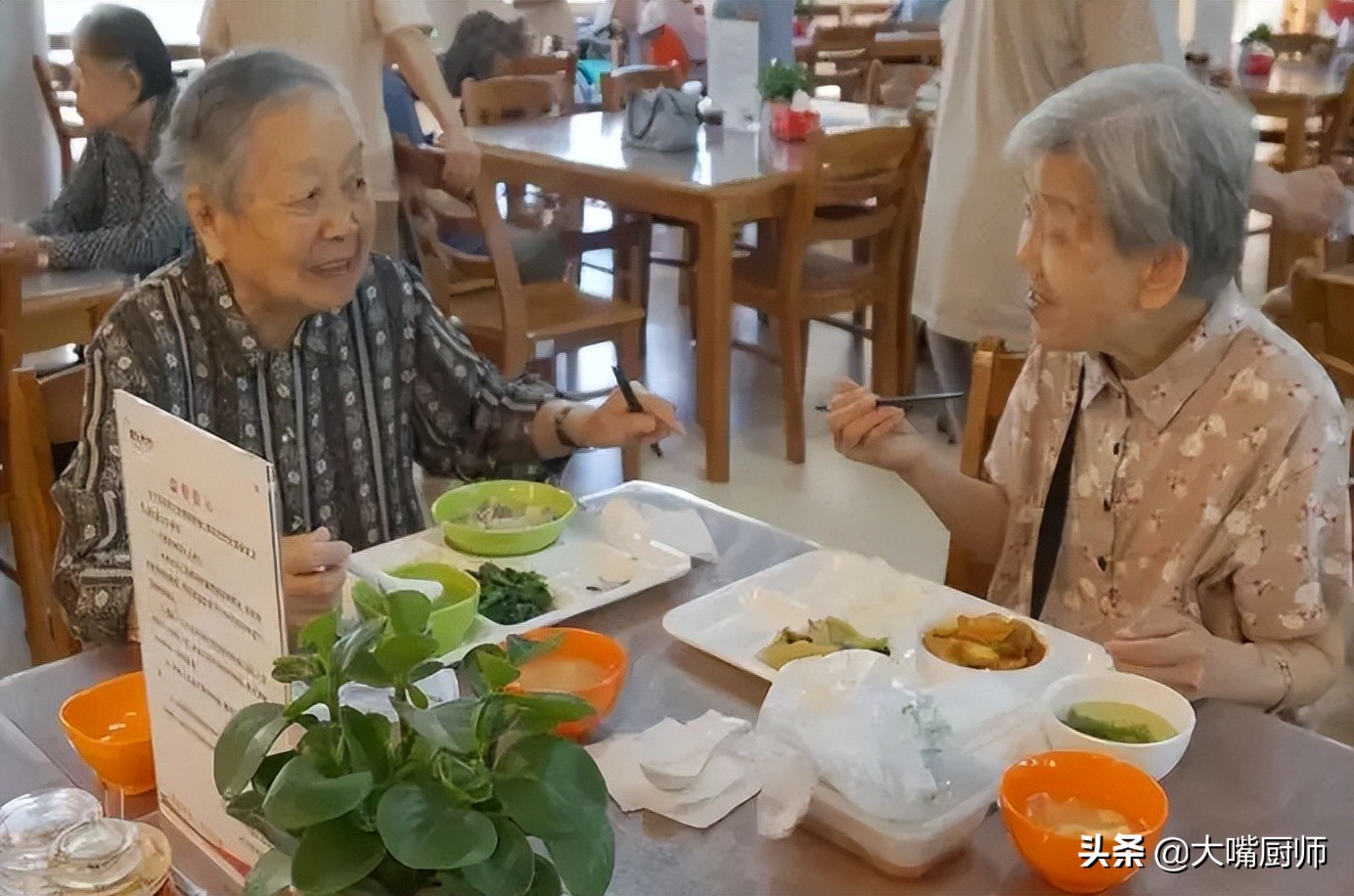 建议中老年人，少吃稀饭和馒头，多吃这3样食物，精力充沛一整天