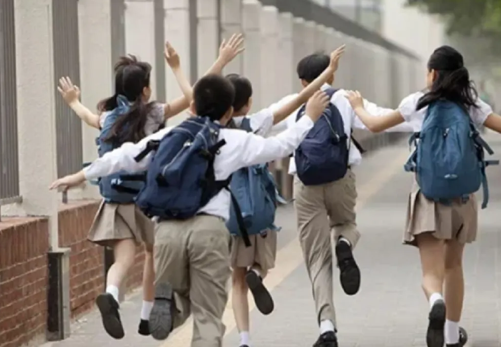 大中小学“暑假时间”公布，最长假期52天，学生心里乐开了花