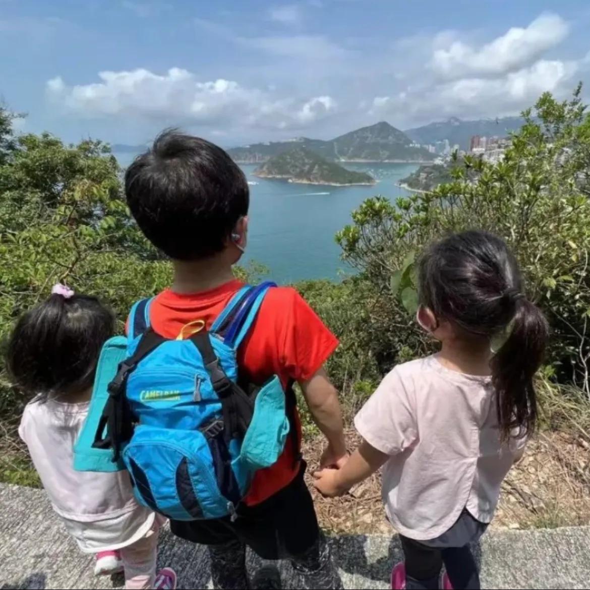 霍启刚带仨子女去爬山，8岁霍中曦牵着俩妹妹，全程贴心照顾超暖