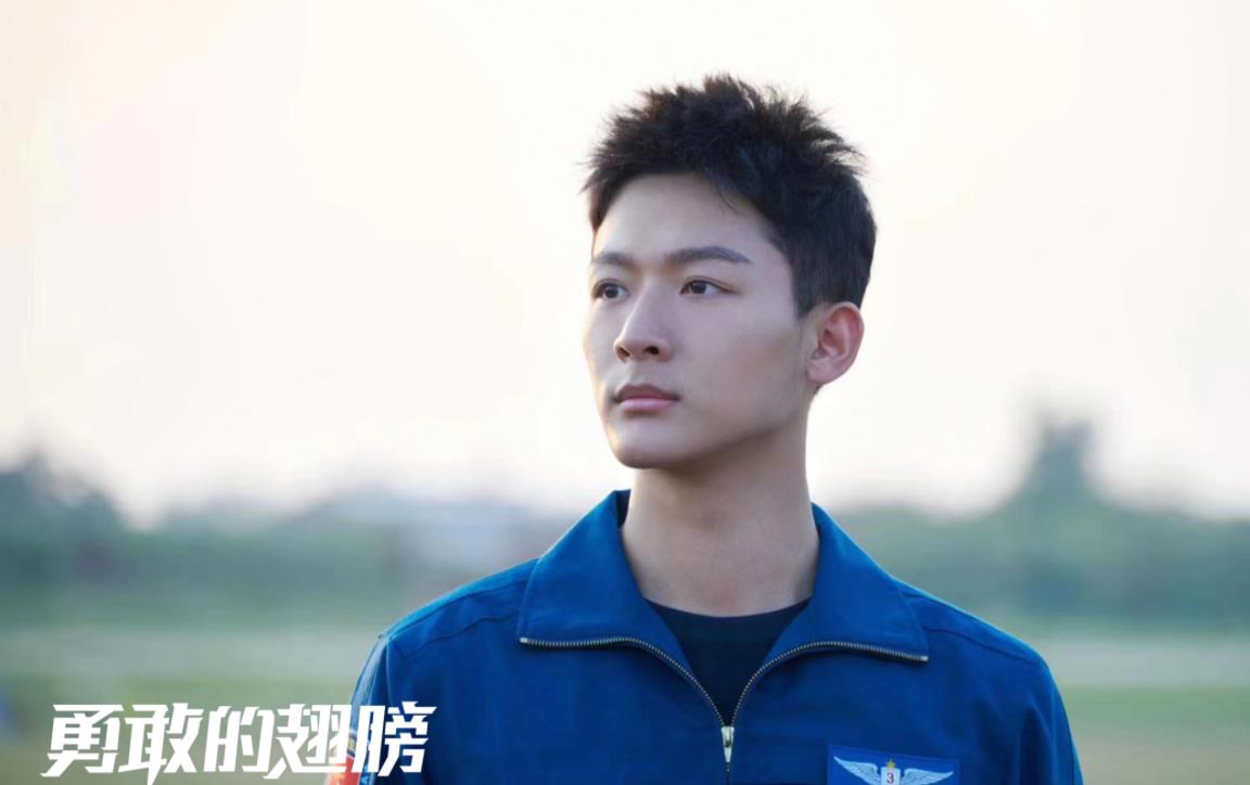 他个人秀起了操作,他采取了长时间超低空飞行,躲过了敌方的雷达侦察