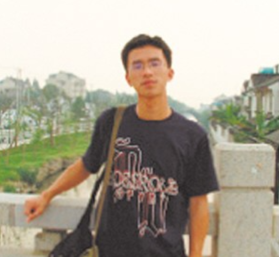 回看10年前温州动车事故，失去父母的小女孩幸存，叔叔当亲女儿养